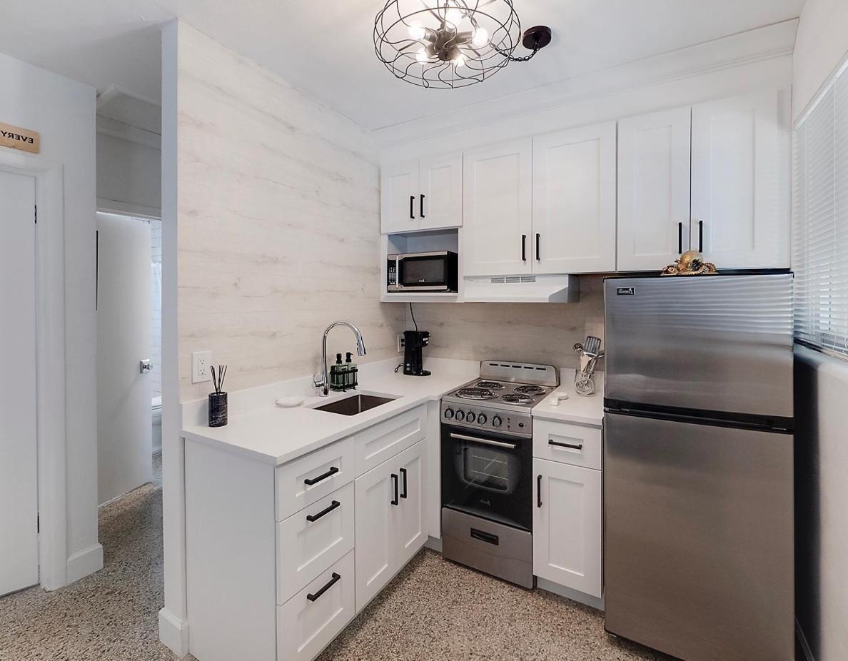 Apartment Beautiful 1 Bedroom Steps To The Beach! *