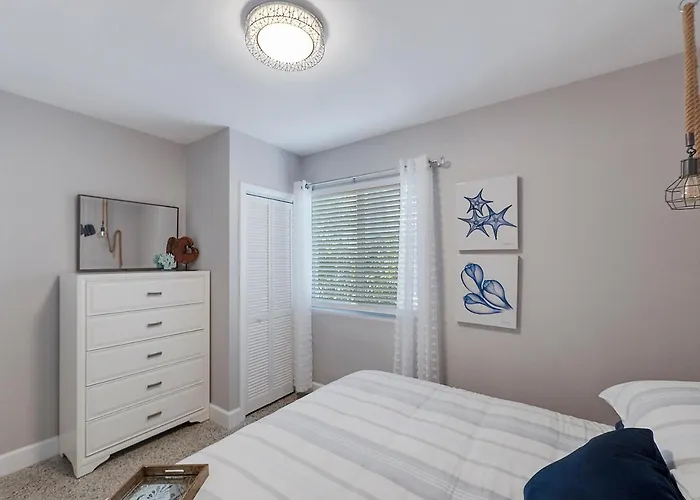 Beautiful 1 Bedroom Steps To The Beach!