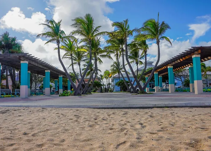 Beautiful 1 Bedroom Steps To The Beach!